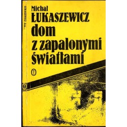 Dom z zapalonymi światłami
