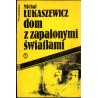 Dom z zapalonymi światłami