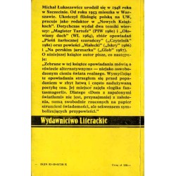 Dom z zapalonymi światłami